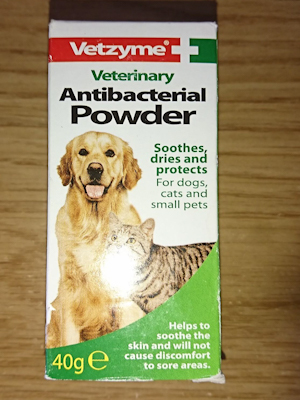 A box of Vetzyme Veterinary Antibacterial Powder.